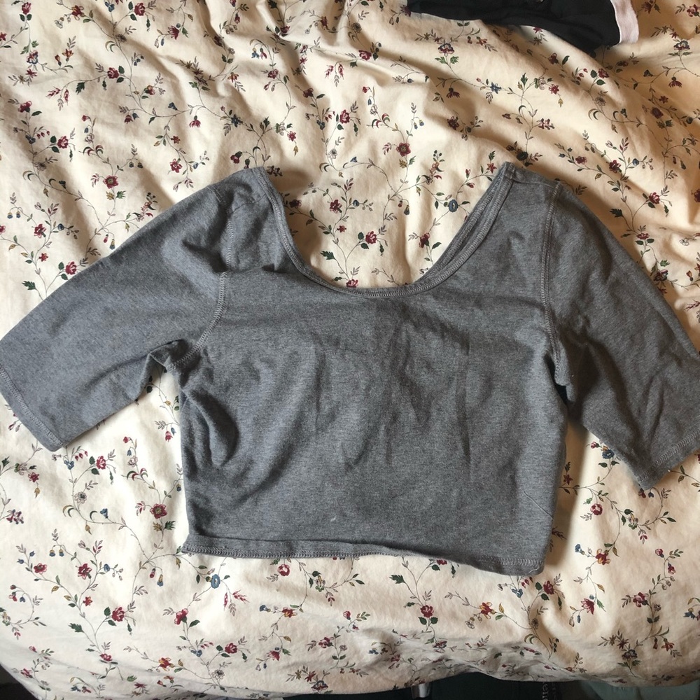 Grey crop top with sleeves
